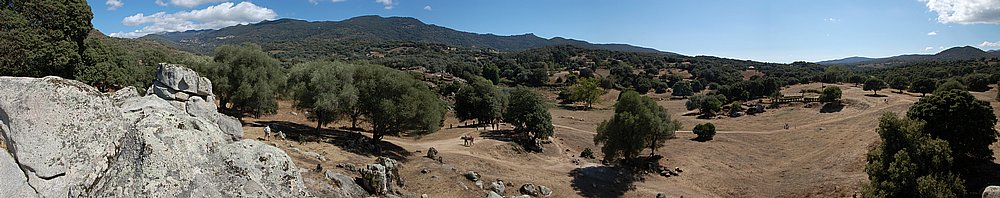 Filitosa, Blick vom Steinbruch über das Grabungsgelände (Panorama).JPG