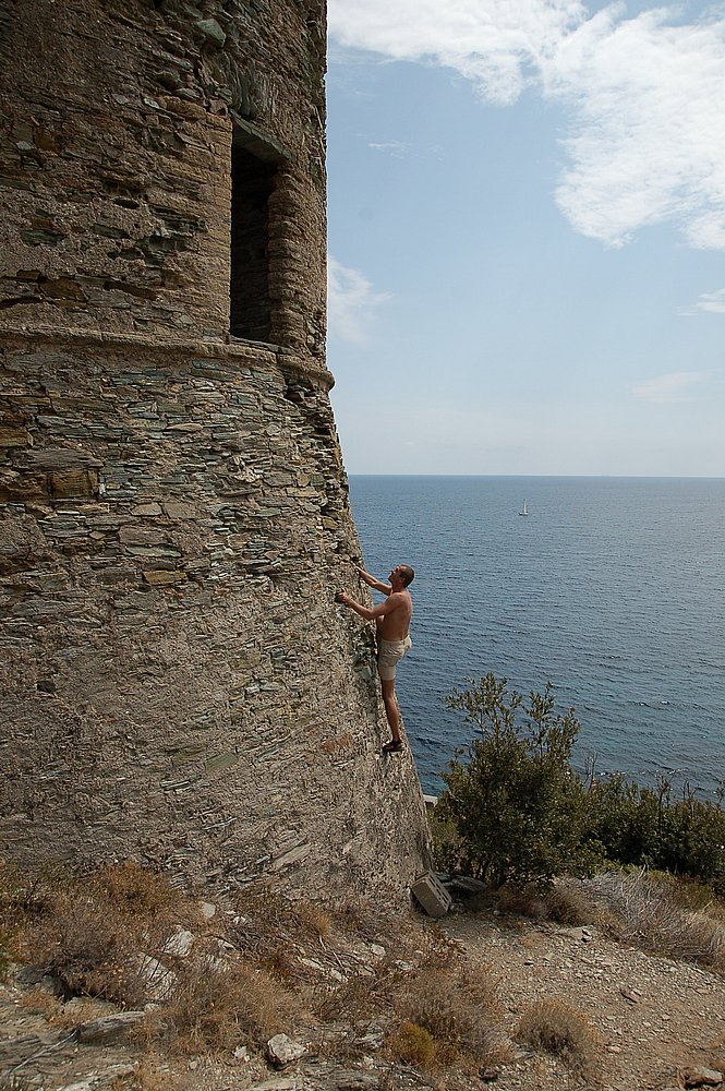 Cap Corse, Ostküste (Ralf besteigt Genueserturm).JPG