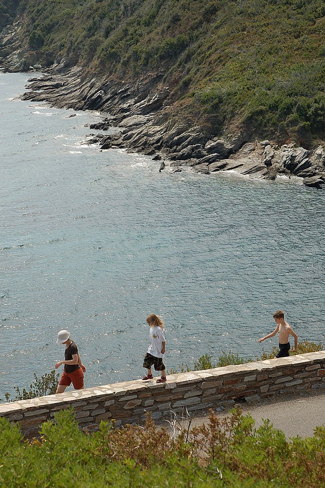 Cap Corse, Ostküste (Spaziergang beim Genueserturm; Ute, Sina, Flo).JPG