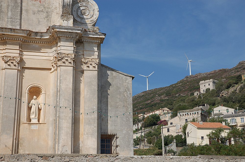 Cap Corse, Vignale, Kirche und Windräder.JPG