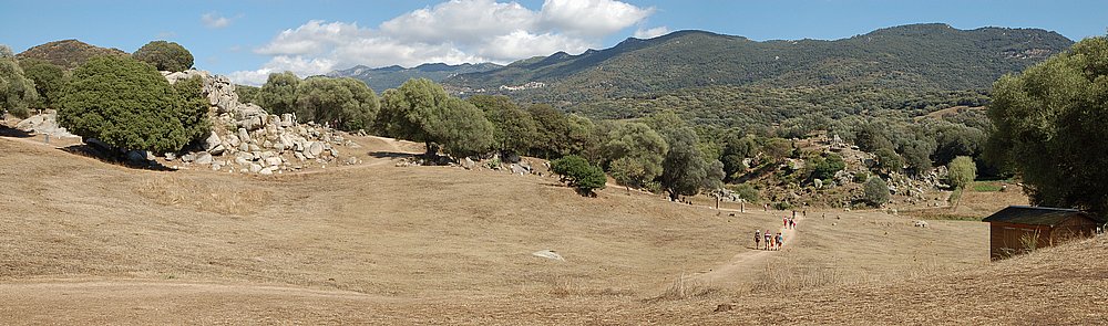Filitosa, Steinbruch und Grabungsgelände (Panorama).JPG