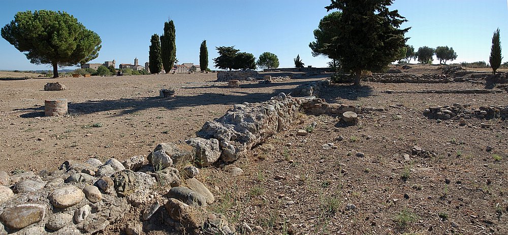 Ostküste, Aleria, römische Ausgrabung, Forum (Panorama).JPG
