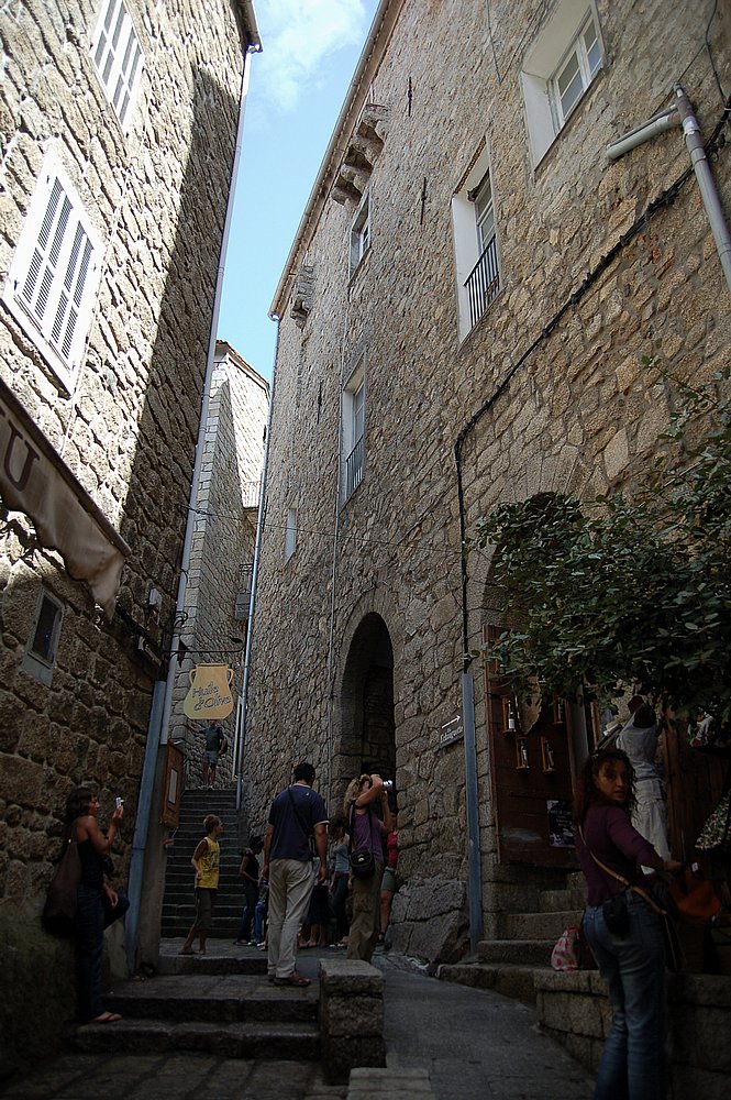 Sartène, Altstadtgasse.JPG