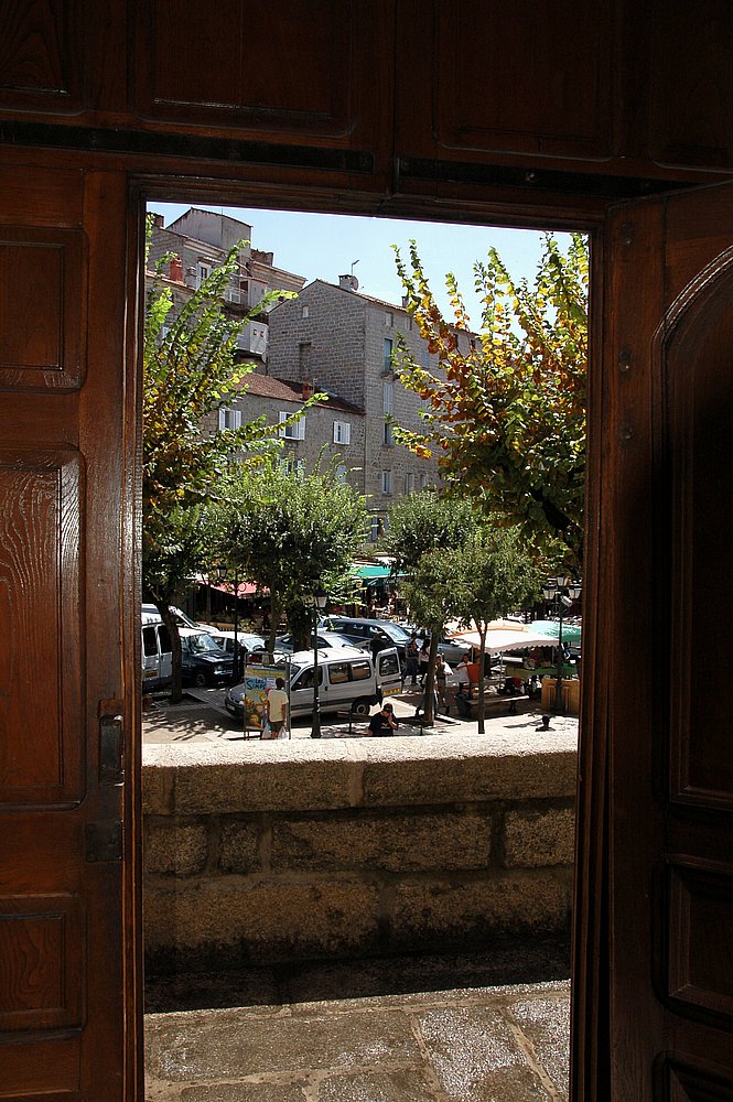 Sartène, Blick aus der Kirche auf die Place de la Liberation.JPG