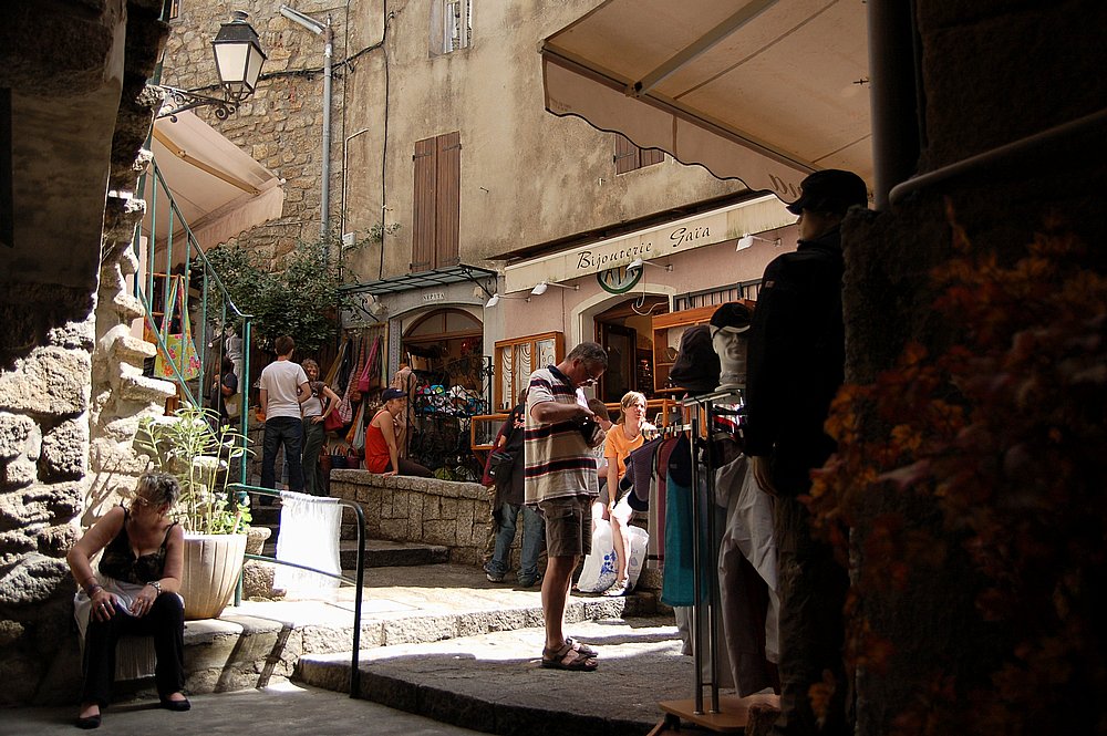 Sartène, Geschäfte in der Altstadt.JPG