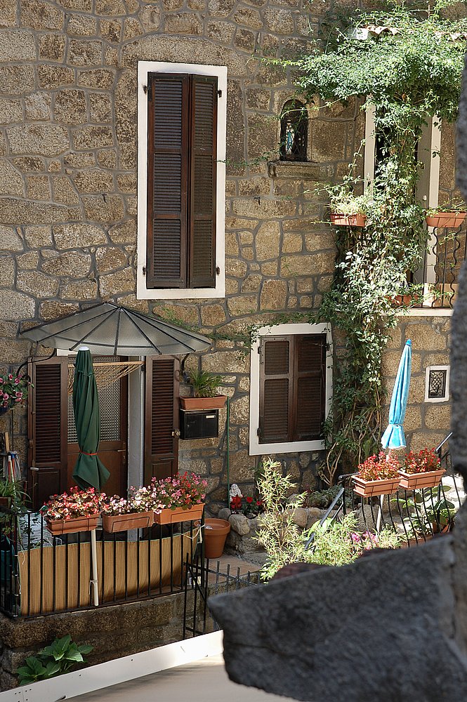 Sartène, Plätzchen in der Altstadt 1.JPG