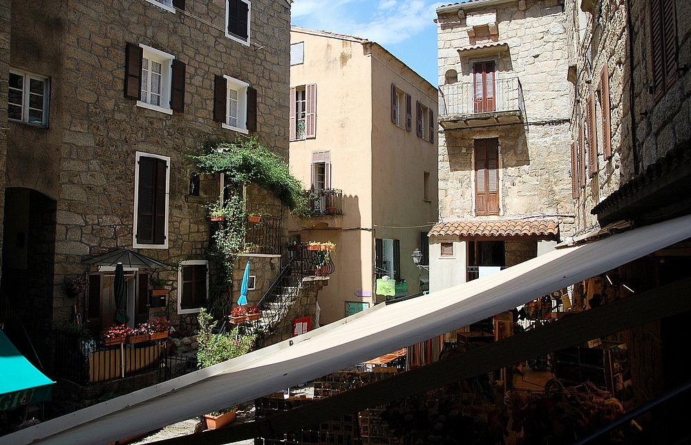 Sartène, Plätzchen in der Altstadt 2.JPG
