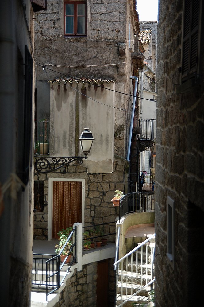 Sartène, steile Gasse.JPG