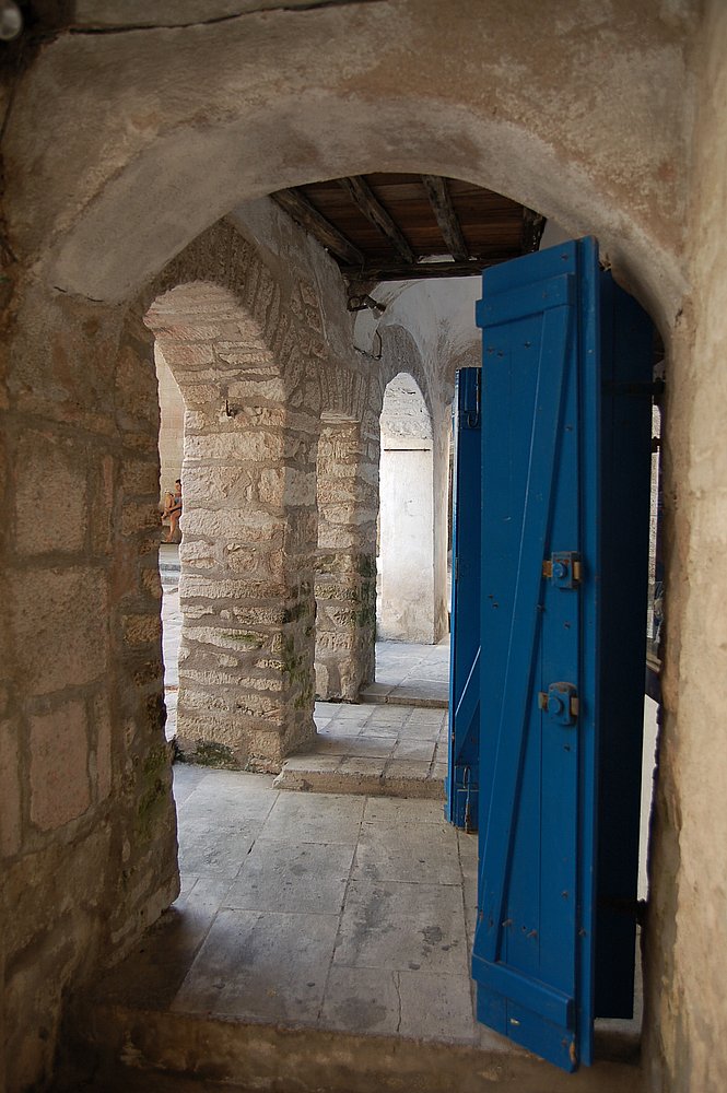 Südküste, Bonifacio, Bogengang mit blauen Läden.JPG