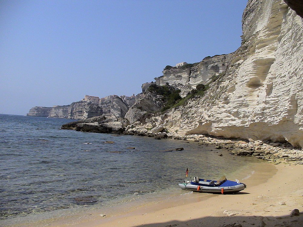 Südküste, Bonifacio, Bootsfahrt, kleiner Sandstrand unter den Kreidefelsen.JPG