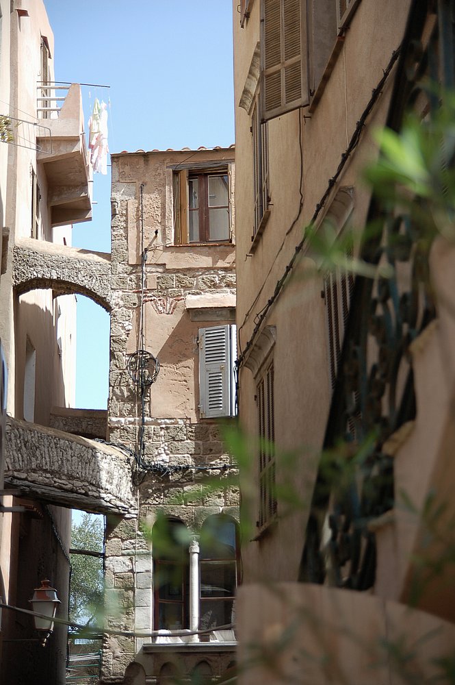 Südküste, Bonifacio, Gasse mit Zisternenbögen.JPG