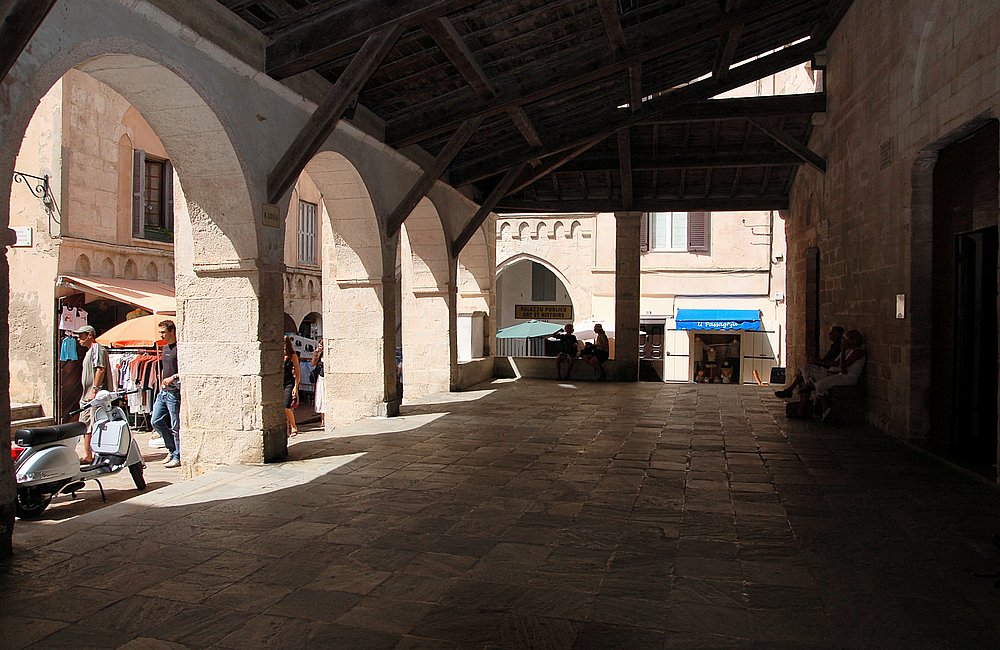 Südküste, Bonifacio, Rast in der schattigen Markthalle.JPG
