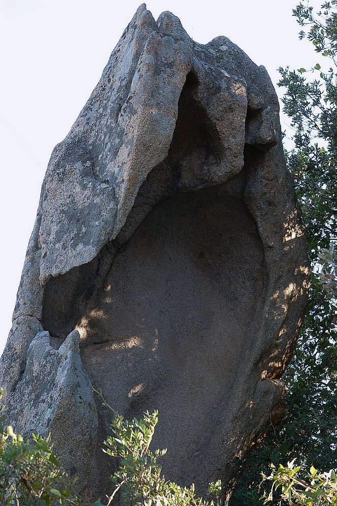 Westküste bei Cappiciolo, skurriler Felsen.JPG