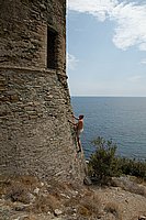 Cap Corse, Ostküste (Ralf besteigt Genueserturm).JPG