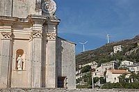 Cap Corse, Vignale, Kirche und Windräder.JPG