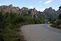 D268 zw. Col de Bavella und Bocca di Larone (Bus bei den Cascades du Polischellu).JPG
