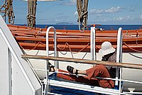 Nickerchen an Bord der Fähre.JPG