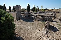 Ostküste, Aleria, römische Ausgrabung, Kapitol.JPG