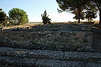 Ostküste, Aleria, römische Ausgrabung, Tempelfundamente.JPG