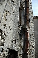 Sartène, Abwasserleitung aufputz.JPG