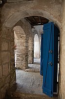 Südküste, Bonifacio, Bogengang mit blauen Läden.JPG