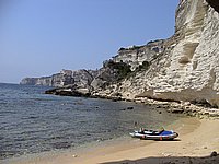 Südküste, Bonifacio, Bootsfahrt, kleiner Sandstrand unter den Kreidefelsen.JPG