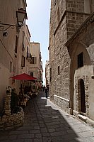 Südküste, Bonifacio, Gasse bei der Kirche Ste-Marie-Majeure.JPG