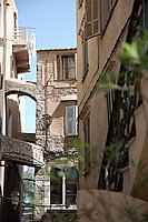 Südküste, Bonifacio, Gasse mit Zisternenbögen.JPG