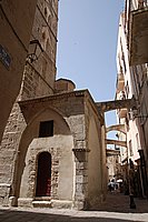 Südküste, Bonifacio, Kirche Ste-Marie-Majeure und Zisternenbögen.JPG