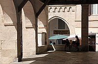 Südküste, Bonifacio, Rast in der schattigen Markthalle (Andi, Ute).JPG