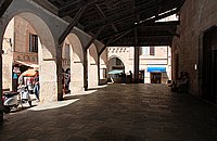 Südküste, Bonifacio, Rast in der schattigen Markthalle.JPG
